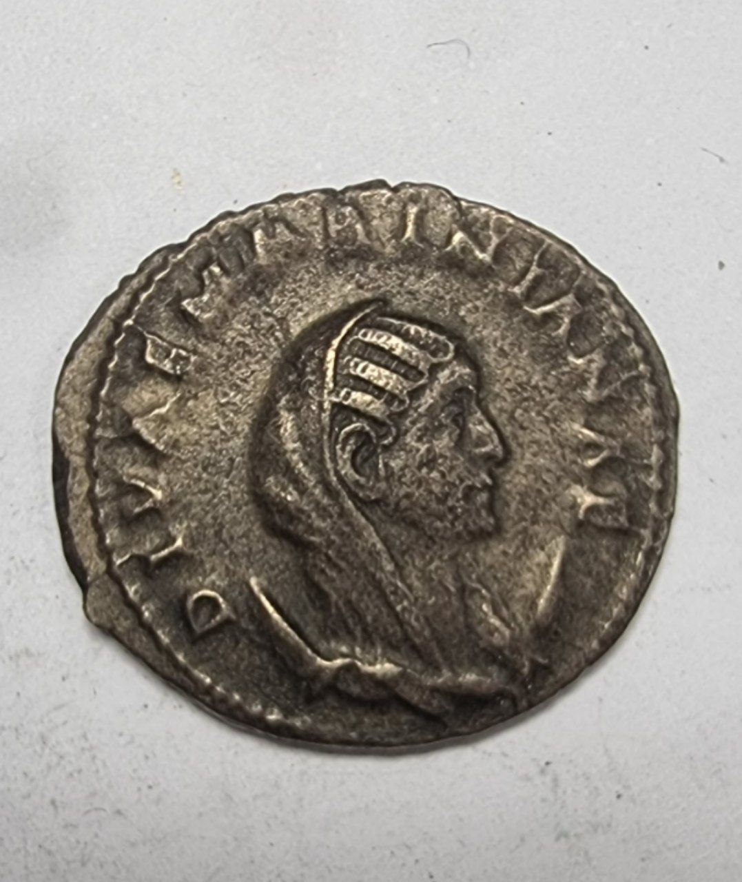 Рим, Дива Паулина - Серебряный денарий 235-238 гг. н.э. - CONSECRATIO, павлин голова повернута влево, хвост расправлен.