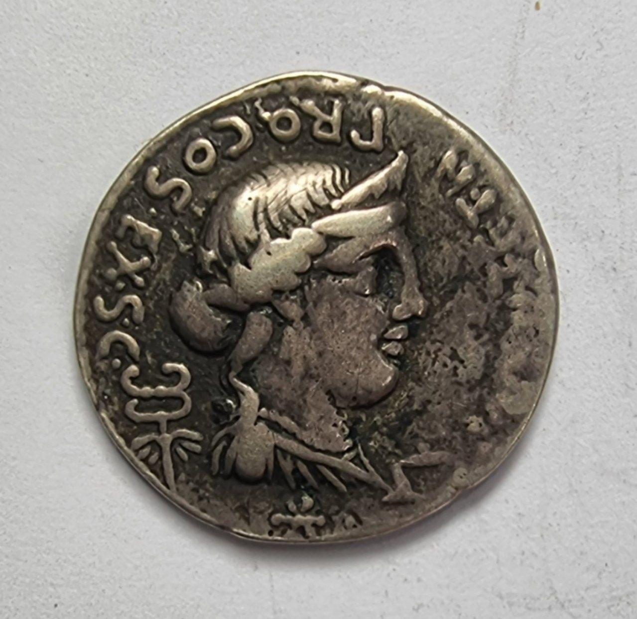 Римская республика, К. Анний и Л. Фабий Испанский Денарий, 82–81 до н.э.  