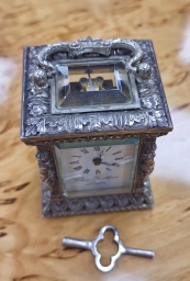 Серебряные каретные часы ручной работы от Charles Frodsham.